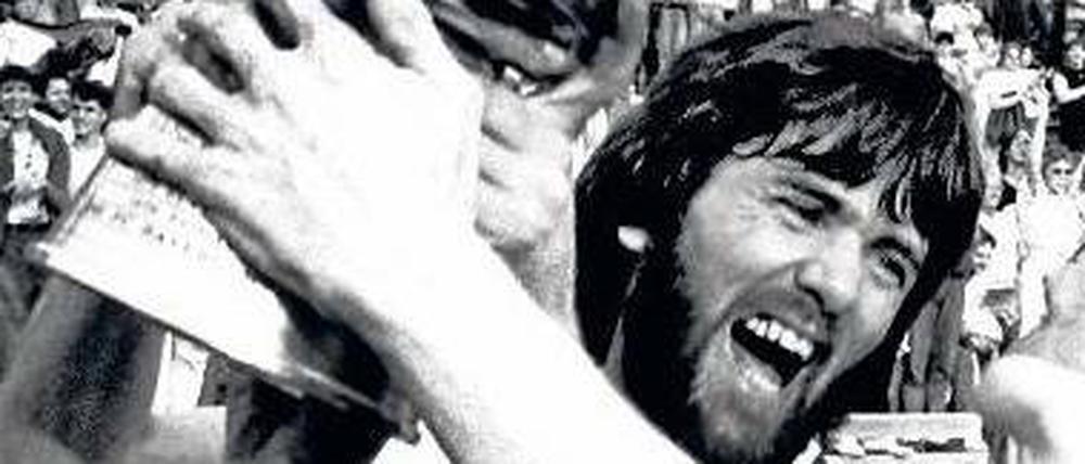 Erster! Friedhelm Funkel gewann 1985 das erste DFB-Pokalfinale in Berlin. Viele dieser Fotos sind schwer zu finden, vor allem von den Zuschauerrängen. Hinten im Bild: das alte Olympiastadion - ohne Dach.