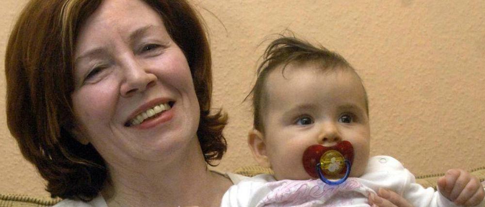 Muttersein im hohen Alter. Annegret R. wurde mit 65 Jahren noch mal Mutter.