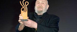 Rolf Hoppe mit seinem neuen Preis.