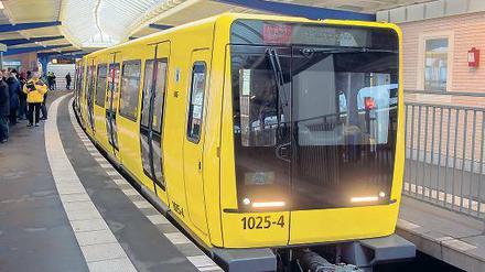 Olé, jetzt kommt die BVG! Deren schwarz- gelbe Fahrzeuge sind bei Dortmundern traditionell beliebt.
