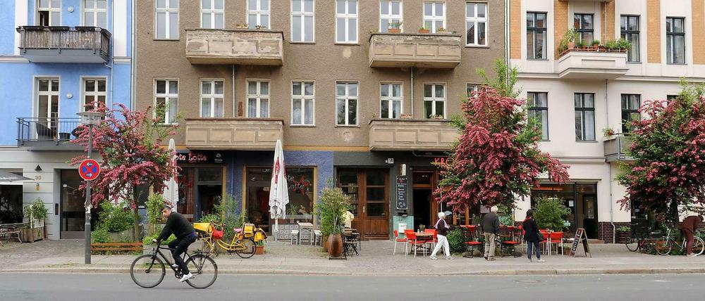 Gründerzeitfassaden, teils frisch renoviert, Rotdorn und Cafés: Eine beliebte Wohn- und Flanierstraße ist die Odenberger Straße am Mauerpark geworden.