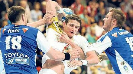 Immer auf die Schulter. Jaszka (Mitte) hat viel einstecken müssen. 