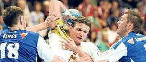 Immer auf die Schulter. Jaszka (Mitte) hat viel einstecken müssen. 