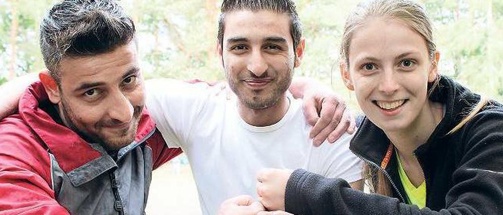 Teil des Teams. Hassan und Mohammed, syrische Flüchtlinge aus dem Erstaufnahmelager in Gatow, haben die Zehlendorferin Marie im Turnier sofort als Teamchefin akzeptiert. Sich austauschen? Kein Problem. Die drei verständigten sich auf Englisch. Und der Sport war ein Wochenende lang ohnehin verbindendes Element. 