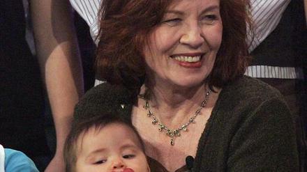 Annegret R., hier vor zehn Jahren mit ihrem damaligen Baby Leila, hat im Alter von 65 Jahren Vierlinge zur Welt gebracht. 