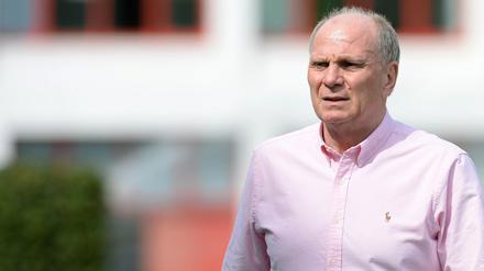 Der ehemalige Präsident des FC Bayern München, Uli Hoeneß, bei Abschlusstraining seines Vereins vor dem UEFA Champions League Halbfinale gegen den FC Barcelona. Als Freigänger darf Hoeneß das Gefängnis verlassen, nachdem er wegen Steuerhinterziehung verhaftet wurde. 