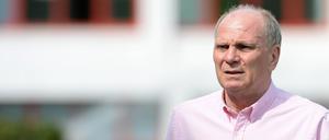Der ehemalige Präsident des FC Bayern München, Uli Hoeneß, bei Abschlusstraining seines Vereins vor dem UEFA Champions League Halbfinale gegen den FC Barcelona. Als Freigänger darf Hoeneß das Gefängnis verlassen, nachdem er wegen Steuerhinterziehung verhaftet wurde. 