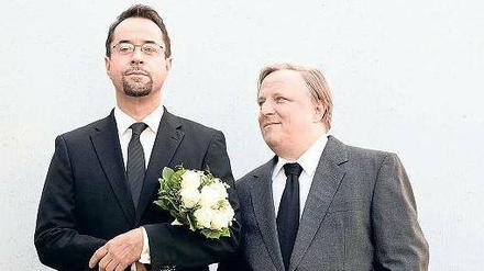 Und das im katholischen Münster! Um seinem schwulen Erbonkel zu gefallen, gibt Professor Boerne (Jan Josef Liefers, l.) Kommissar Thiel (Axel Prahl) als Ehemann aus.