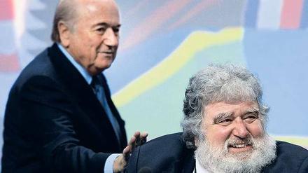 Es waren einmal zwei gute Freunde. Charles Blazer (rechts) und Fifa-Präsident Joseph Blatter standen sich lange Zeit sehr nahe (das Foto zeigt beide beim Fifa-Kongress 2011 in Zürich). Doch mittlerweile ist Blatter nicht mehr gut auf den einstigen Vertrauten zu sprechen. 