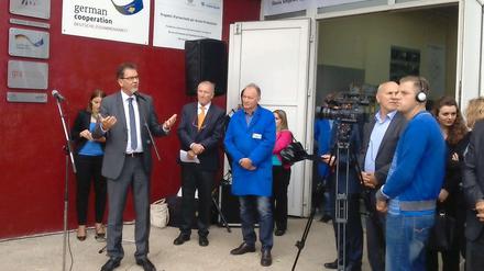 Entwicklungsminister Gerd Müller (CSU) beim Besuch eines Ausbildungszentrums in Pristina, das von Deutschland gefördert wird.