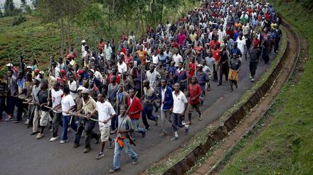 Am Mittwoch sind wieder Hunderte Demonstranten in Burundi gegen eine dritte Amtszeit für ihren Präsidenten Pierre Nkurunziza auf die Straße gegangen. Der will die Wahlen nun erst einmal verschieben.