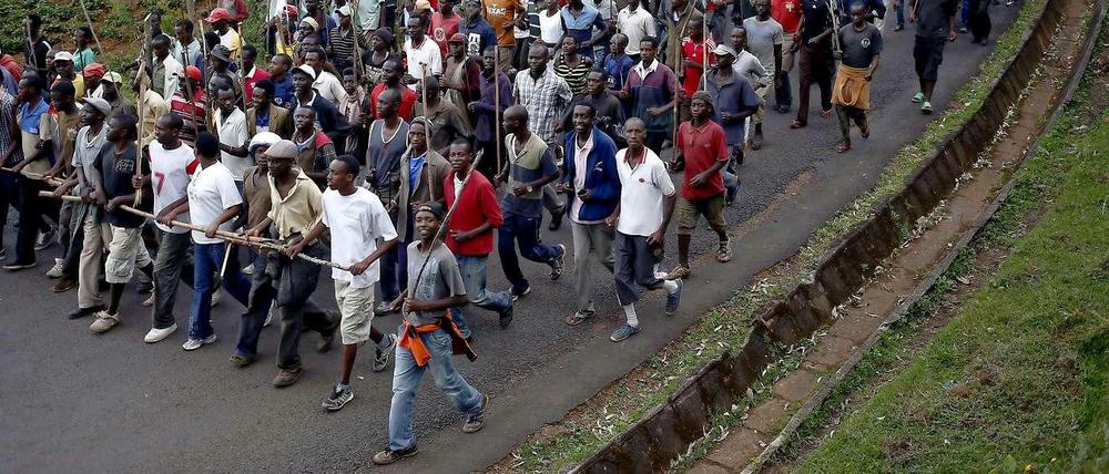 Am Mittwoch sind wieder Hunderte Demonstranten in Burundi gegen eine dritte Amtszeit für ihren Präsidenten Pierre Nkurunziza auf die Straße gegangen. Der will die Wahlen nun erst einmal verschieben. 