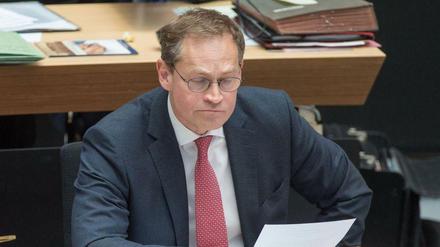 Durchgerutscht. Am BER heißt es: Keiner konnte so gut Akten lesen wie Klaus Wowereit. Daran muss sich Michael Müller messen.