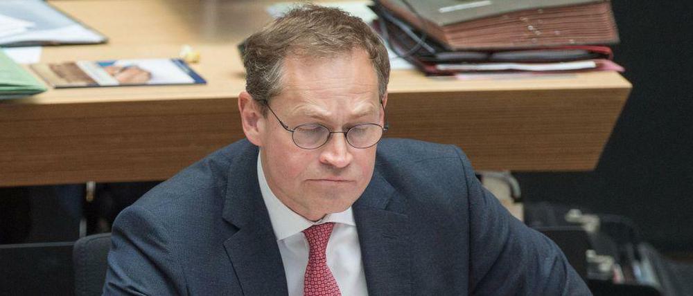 Durchgerutscht. Am BER heißt es: Keiner konnte so gut Akten lesen wie Klaus Wowereit. Daran muss sich Michael Müller messen.