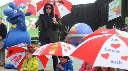 Gene Simmons zeigt sich gemeinsam mit 100 Kindern, die Schirme für den Frieden" bemalen.