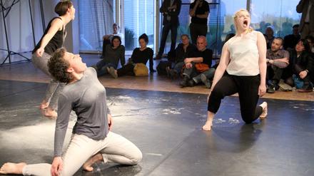 Gesang, Geräusch, Geschrei. Szene aus Özlem Alkis’ Performance „Dust Devil (work in progress)“.