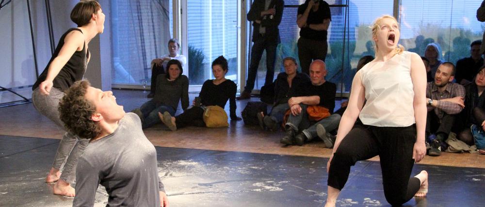 Gesang, Geräusch, Geschrei. Szene aus Özlem Alkis’ Performance „Dust Devil (work in progress)“.