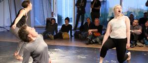 Gesang, Geräusch, Geschrei. Szene aus Özlem Alkis’ Performance „Dust Devil (work in progress)“.