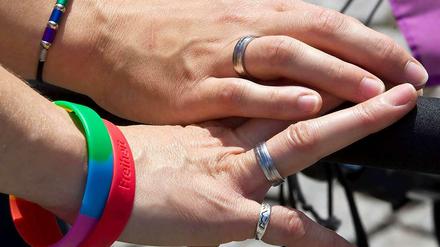 Ringetausch. Die Ehe ist in Deutschalnd bislanf heterosexuellen Paaren vorbehalten.