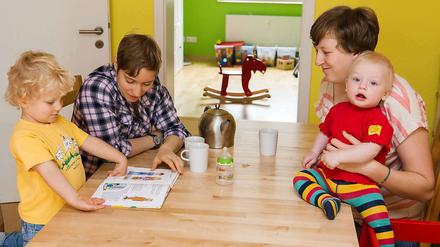 Familienleben: Meret (2. v.l.) und Jessica Fluhr aus Stuttgart mit ihren Kindern, Janusz (l.) und Seth (r.). Das Frauenpaar lebt mit zwei Kindern in einer eingetragenen Lebenspartnerschaft. 