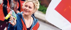 Für Seifenblasen hält diese Erzieherin, die am Donnerstag in Hamburg protestierte, offenbar das Angebot der Arbeitgeber. 