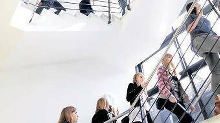Auf in die Chefetage. Als Executive MBA kann man die Weiterbildung auch berufsbegleitend absolvieren. 