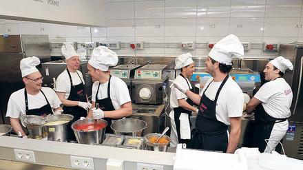 Süße Arbeit. Eishersteller denken sich neue Trendsorten aus. In diesem Jahr ist Erdbeere mit Balsamico angesagt. 