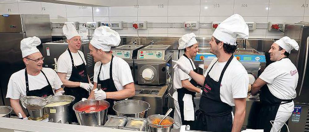 Süße Arbeit. Eishersteller denken sich neue Trendsorten aus. In diesem Jahr ist Erdbeere mit Balsamico angesagt. 