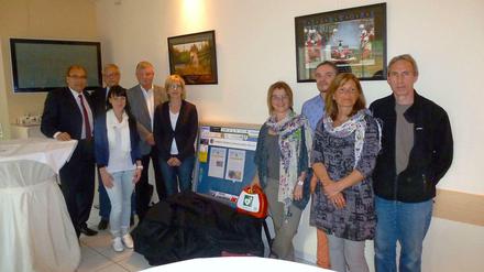 Herzenssache. Spandaus Sportstadtrat Gerhard Hanke und der Tennisklub-Vorsitzende Detlef Bienkowski mit Vertretern der Sponsoren des angeschafften Defribillators.