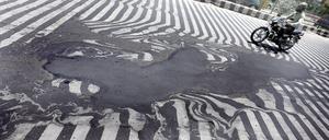 Ein zerlaufener Zebrastreifen in Indien. Nicht nur hier, in der Hauptstadt Neu Delhi, herrscht eine Hitzewelle. Bisher kamen mehr als 1000 Menschen ums Leben. Die Einwohner des Subkontinents lassen sich einiges einfallen, um der Hitze zu entkommen. 
