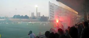 Während des Spiels zeigen die Fans ordentlich Flagge. Im Hintergrund: das dreieckige Sozialbaumonster.