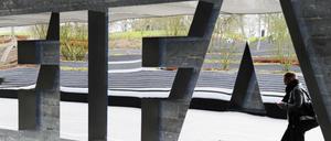 Kurz vor dem Fifa-Kongress in Zürich hat die Schweizer Polizei Ermittlungen beim Fußball-Weltverband aufgenommen. 