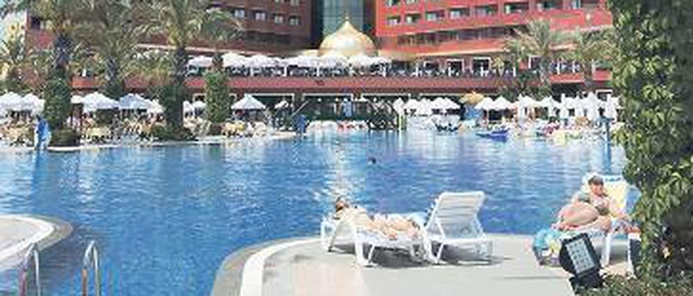 Protzig. Viele Resorts zeichnen sich wie hier das Delphin Palace Hotel vor allem durch eigenwillige Architektur aus. 