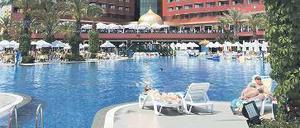 Protzig. Viele Resorts zeichnen sich wie hier das Delphin Palace Hotel vor allem durch eigenwillige Architektur aus. 