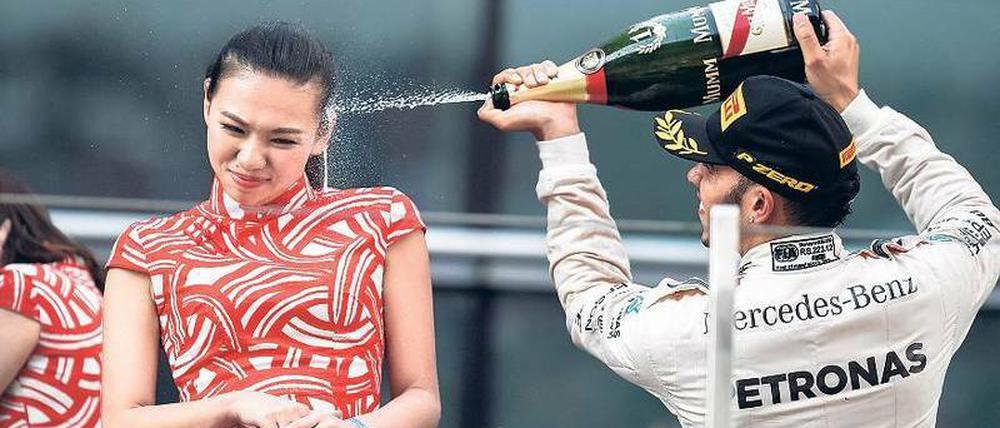 Nach dieser Champagnerdusche sah sich Formel-1-Champion Lewis Hamilton Sexismus-Vorwürfen ausgesetzt. 