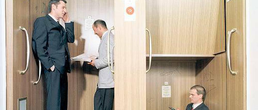 Auf und ab seit Jahrzehnten. Sicherheitstechnisch mag der Paternoster mittlerweile überholt sein, aber er funktioniert seit seiner Einführung im Jahr 1876 höchst effektiv und hat viele Liebhaber.