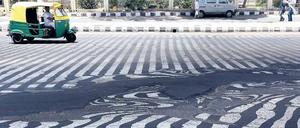 Alles fließt. Der Straßenbelag hält der Hitzewelle in Indien nicht stand.