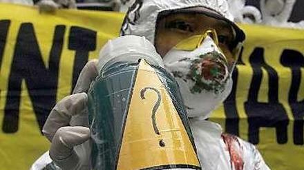 Ein indonesischer Greenpeace-Aktivist präsentiert eine Wasserprobe aus dem Fluss Citarum, die neben anderen schädlichen Stoffen auch Cadmium enthalten soll.