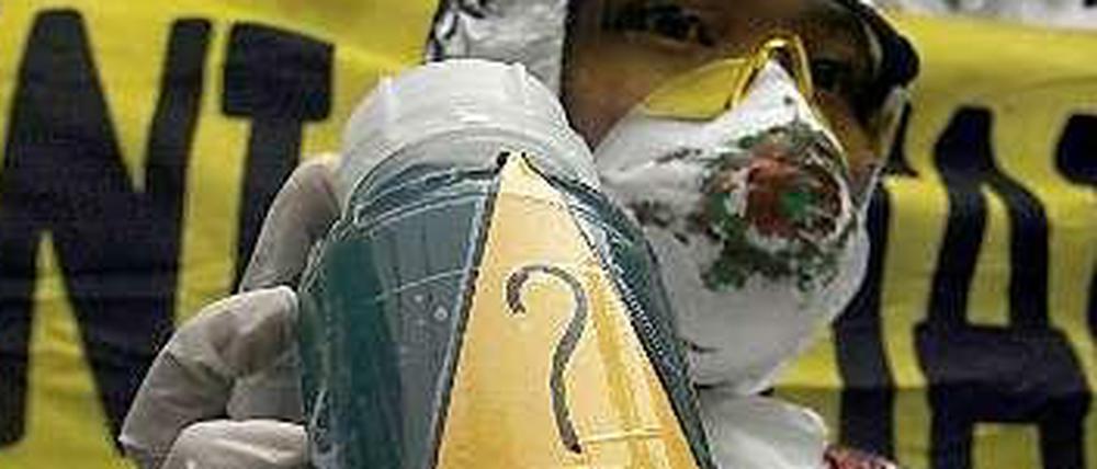 Ein indonesischer Greenpeace-Aktivist präsentiert eine Wasserprobe aus dem Fluss Citarum, die neben anderen schädlichen Stoffen auch Cadmium enthalten soll.