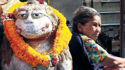 Wie soll es weitergehen? Ratlos lehnt sich diese Frau an eine der in Nepal zahlreichen heidnischen Götterfiguren.