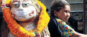 Wie soll es weitergehen? Ratlos lehnt sich diese Frau an eine der in Nepal zahlreichen heidnischen Götterfiguren.