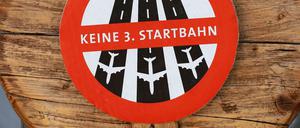 In einem Fass wurden die 29.000 Unterschriften für das Volksbegehren im Januar 2015 an den Landtag in Potsdam übergeben.