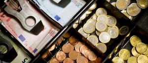 Mehr Geld in der Kasse. Weil es mehr Jobs gibt, können sich die Verbraucher mehr leisten.