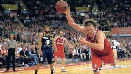 Synchronstolpern. Berliner und Münchner lieferten sich im zweiten Play-off-Halbfinale ein hässliches Spiel, am Ende setzte sich der FC Bayern um John Bryant (r.) gegen Jonas Wohlfarth-Bottermanns Alba-Team durch.