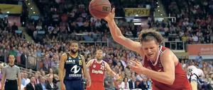 Synchronstolpern. Berliner und Münchner lieferten sich im zweiten Play-off-Halbfinale ein hässliches Spiel, am Ende setzte sich der FC Bayern um John Bryant (r.) gegen Jonas Wohlfarth-Bottermanns Alba-Team durch.