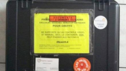 Ein Transportkoffer mit der Aufschrift: "Do not X-ray this bag" (undatiert). Ein Koffer mit einer möglicherweise lebensrettenden Knochenmarkspende wurde in Siegburg aus einem ICE gestohlen - jetzt haben Putzleute ihn 350 Kilometer weiter nördlich in Emden gefunden.