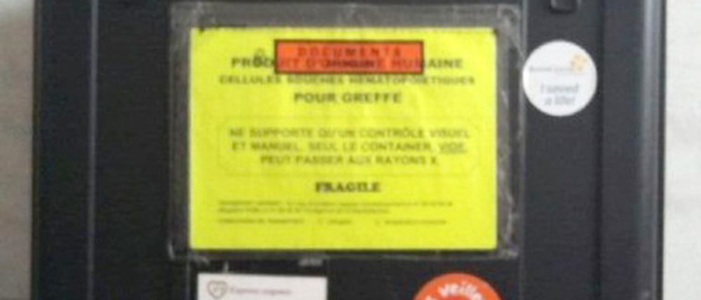 Ein Transportkoffer mit der Aufschrift: "Do not X-ray this bag" (undatiert). Ein Koffer mit einer möglicherweise lebensrettenden Knochenmarkspende wurde in Siegburg aus einem ICE gestohlen - jetzt haben Putzleute ihn 350 Kilometer weiter nördlich in Emden gefunden.