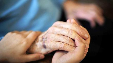 Pflegebedürftige sind oft einsam. Doch Gleichaltrige scheuen den Kontakt.