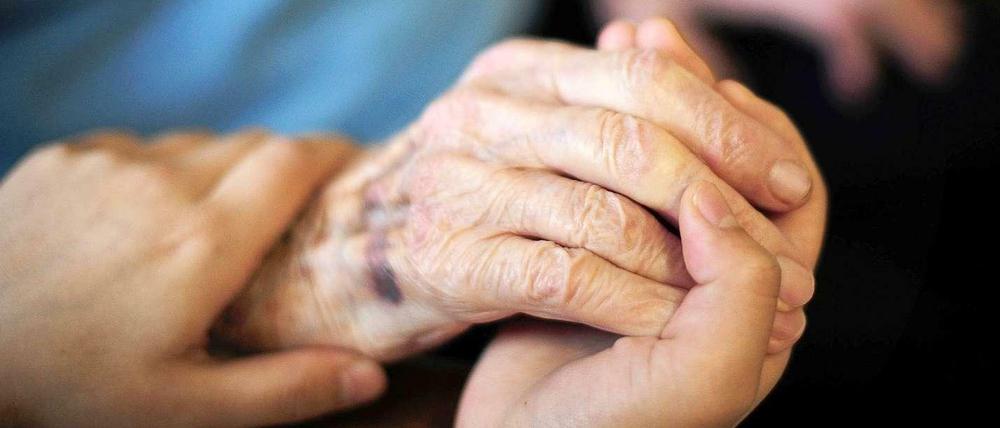 Pflegebedürftige sind oft einsam. Doch Gleichaltrige scheuen den Kontakt.