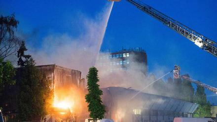 Wasser Marsch! Das Dach einer großen Lagerhalle und ein benachbartes Geschäft für Bedürftige sind in der Nacht zum Mittwoch in Neukölln in Brand geraten.